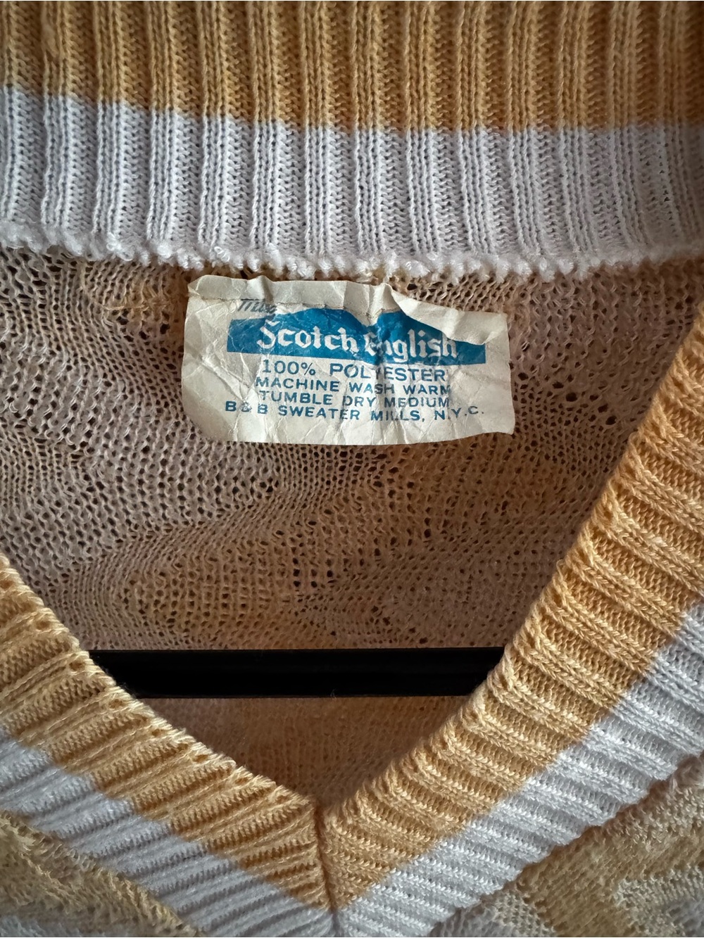 Vintage Peach and White Chevron Knit V-Neck Pullover - Picture 3 of 6